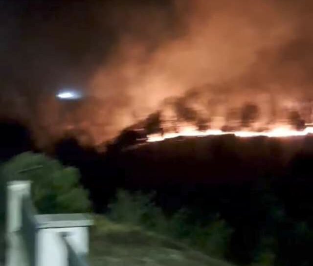 Incêndio que deflagrou em Lavacolhos, Fundão, continua a lavrar.