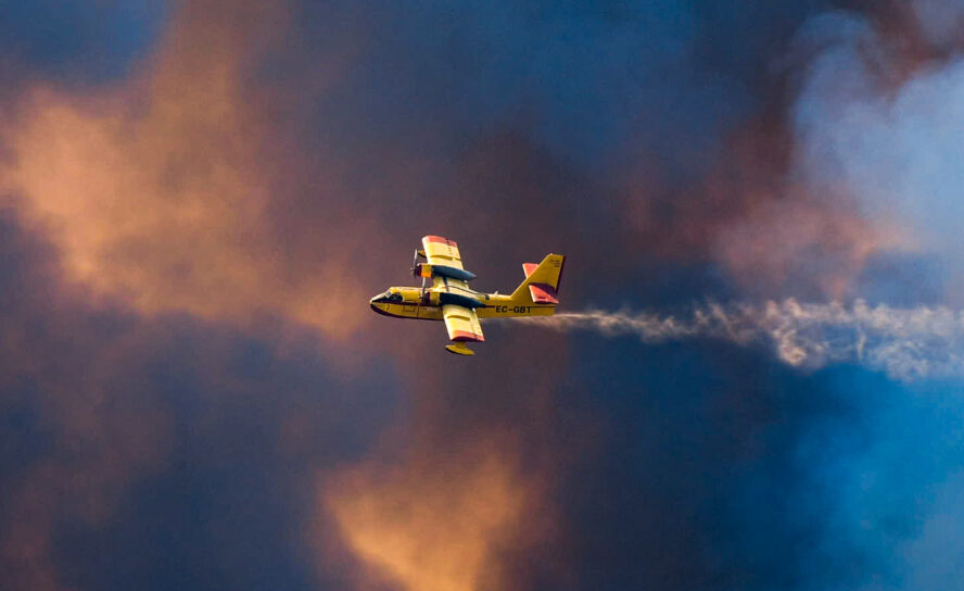 "Incêndio terrível". Fogo no Fundão combatido por 12 meios aéreos.