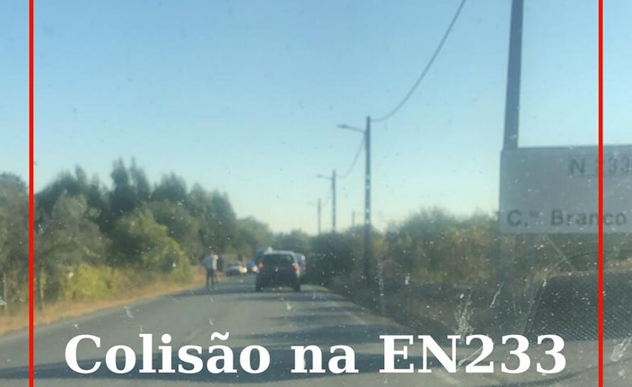 Um motociclo e um automóvel colidiram há instantes na EN233