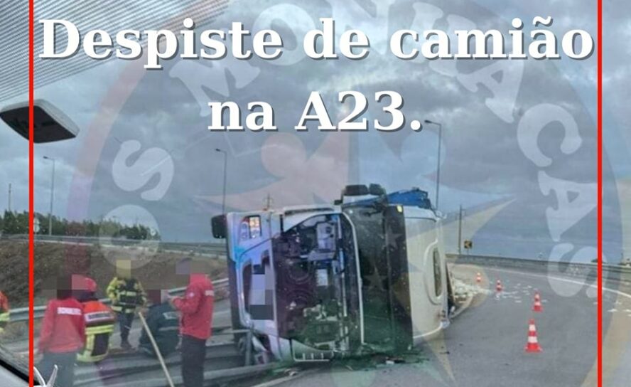 Um veículo pesado de mercadorias que efetuava o transporte de cargas plásticas,