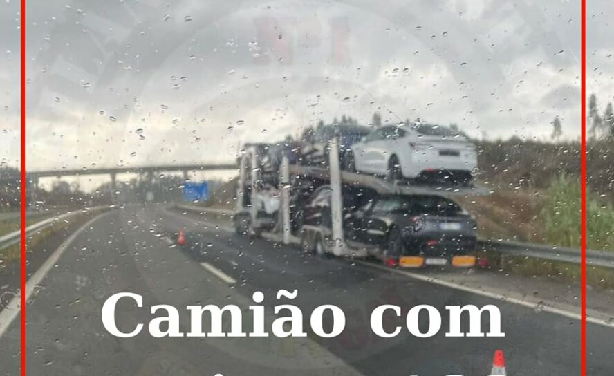 Um veículo pesado de mercadorias que transporta automóveis está avariado na A23,