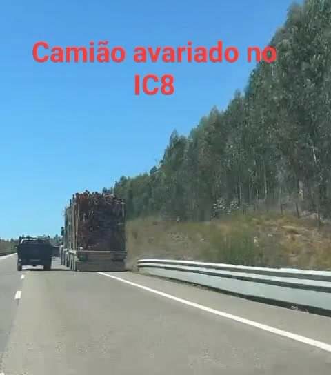 Um veículo pesado de mercadorias sofreu uma avaria no IC8