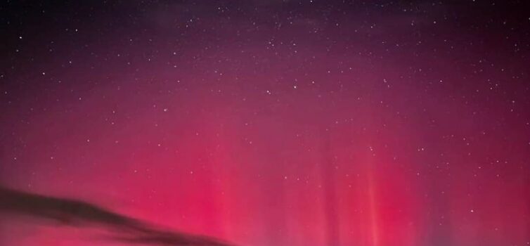 Aurora boreal voltou a colorir os céus do país