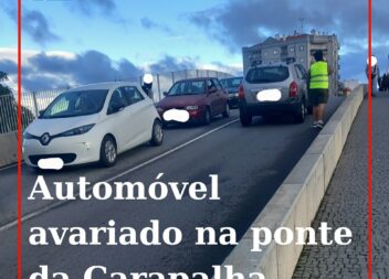 Um automóvel avariado está a causar constrangimentos no trânsito