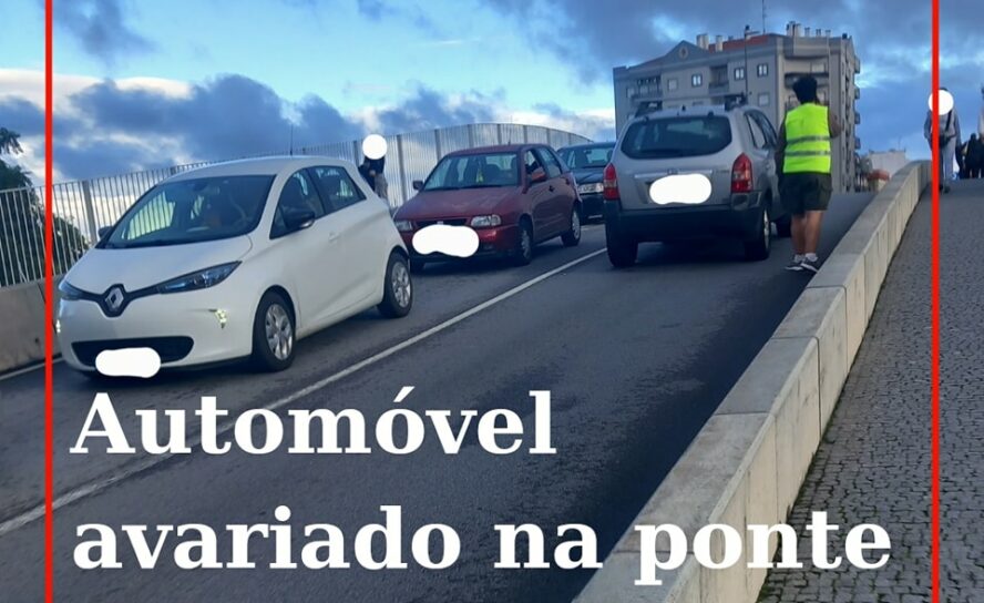 Um automóvel avariado está a causar constrangimentos no trânsito