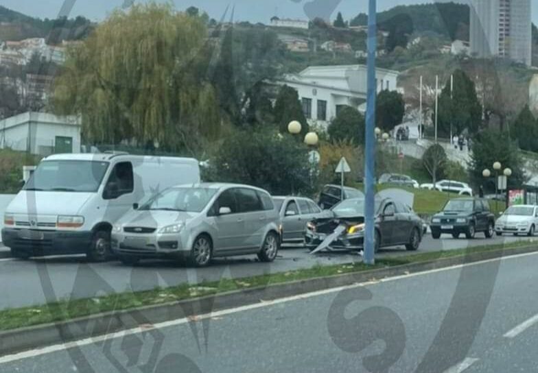 Colisão na Covilhã danifica viaturas
