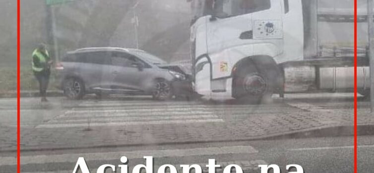 Uma colisão entre um automóvel e um veículo pesado de mercadorias
