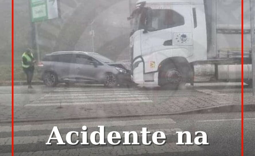 Uma colisão entre um automóvel e um veículo pesado de mercadorias