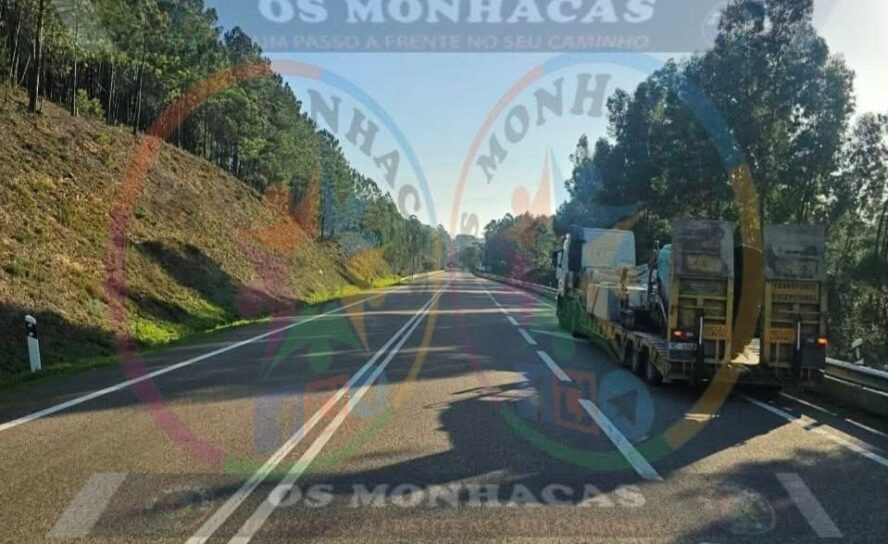 Veículo pesado avariado no IC8