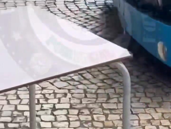 Autocarro desgovernado colide com táxi e destrói esplanada na Gare do Oriente