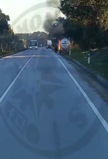 Camião a arder no IP2 em Portalegre
