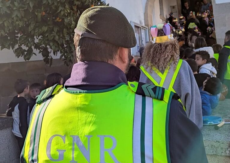 GNR acompanha crianças no "Cantar das Janeiras" em Idanha-a-Nova