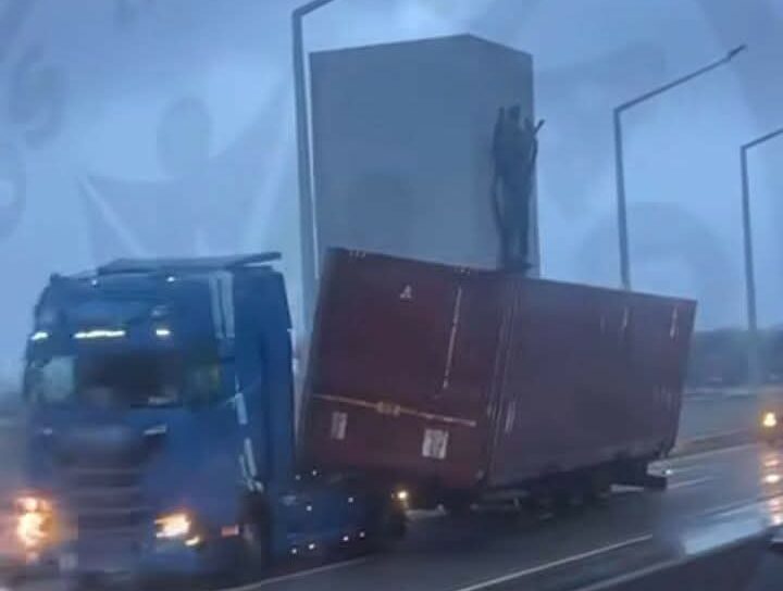 Mau tempo no Porto: Vento forte derruba atrelado de camião