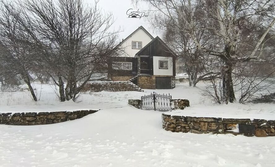 Serra da Estrela pintada de branco