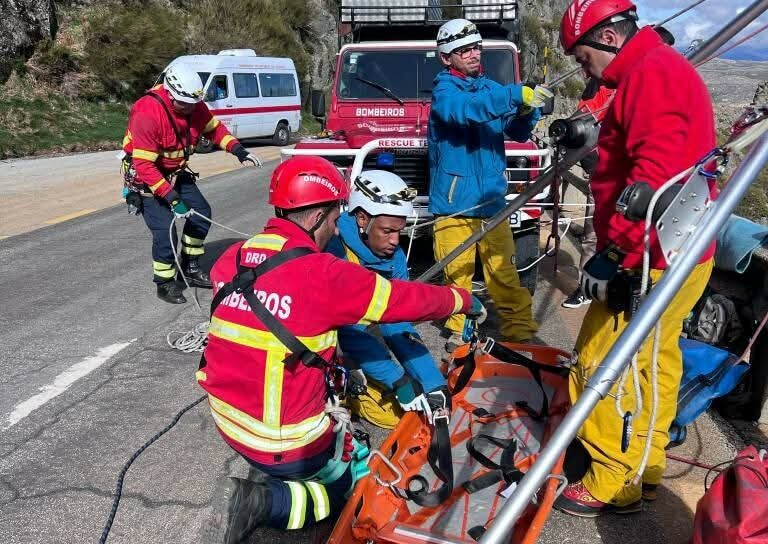 Bombeiros da Covilhã realizam treino de resgate em montanha