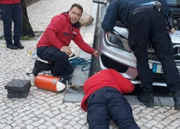 Bombeiros da Covilhã resgatam gato preso no motor de um carro