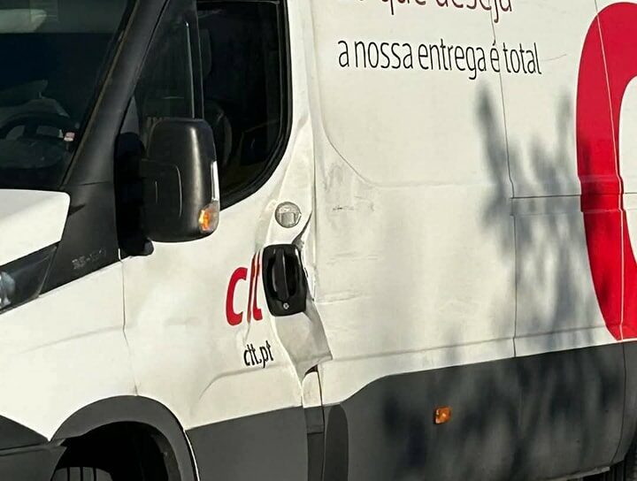 Colisão entre dois veículos de mercadorias em Castelo Branco