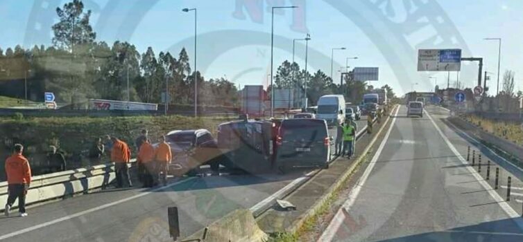 Colisão no nó da A23 com A13 leva ao corte do trânsito