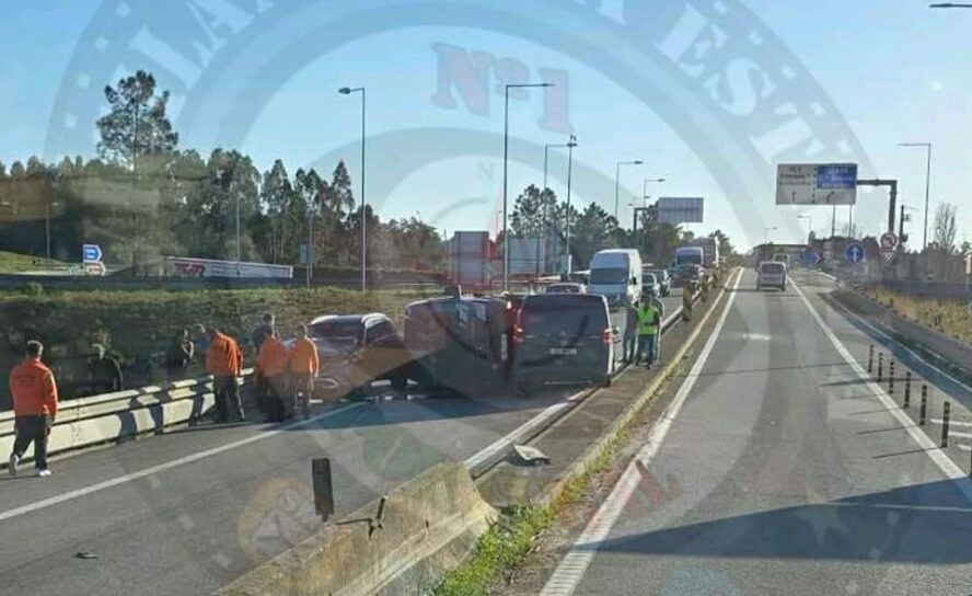 Colisão no nó da A23 com A13 leva ao corte do trânsito