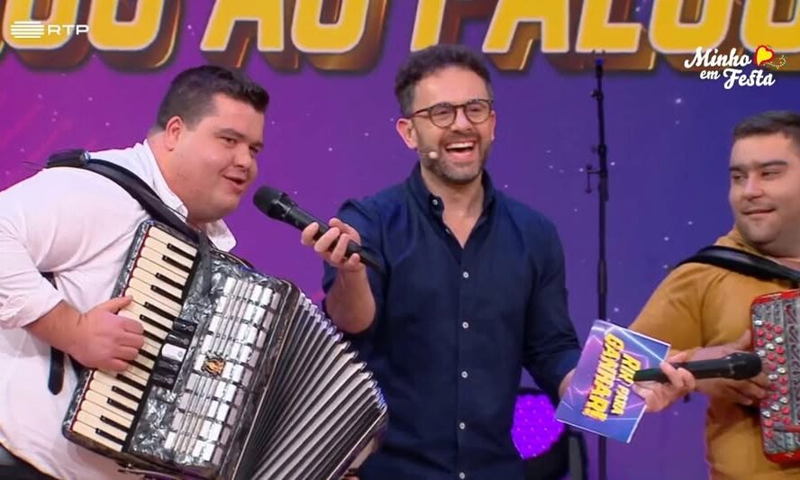 Foi de partir a rir nesta desgarrada para maiores de 18 anos\n\nO Duo Musical co
