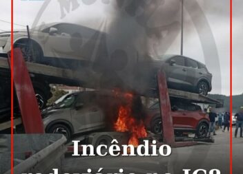 Veículo de transporte de automóveis incendeia-se no IC8