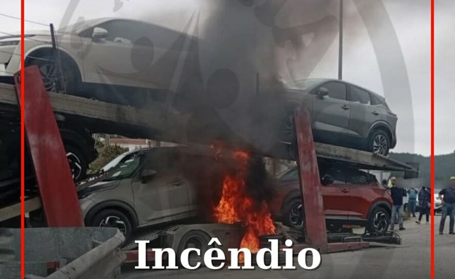 Veículo de transporte de automóveis incendeia-se no IC8