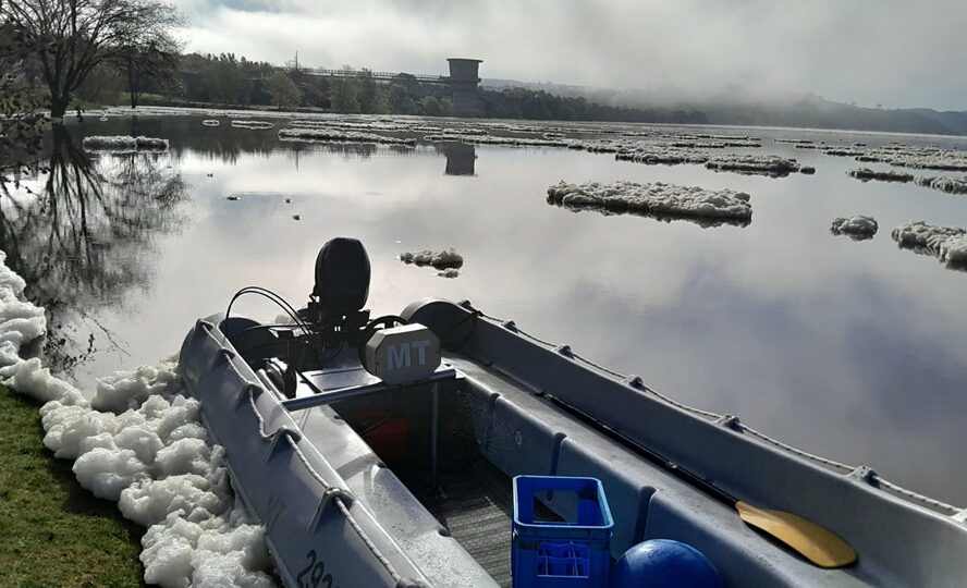 Espuma branca cobre cais de Vila Velha de Ródão e preocupa autoridades