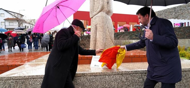 Oleiros inaugura escultura em homenagem às mulheres do concelho