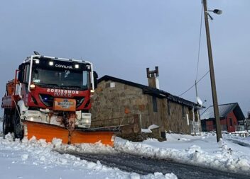 Serra da Estrela carregada de neve e Portugal continental sob aviso amarelo
