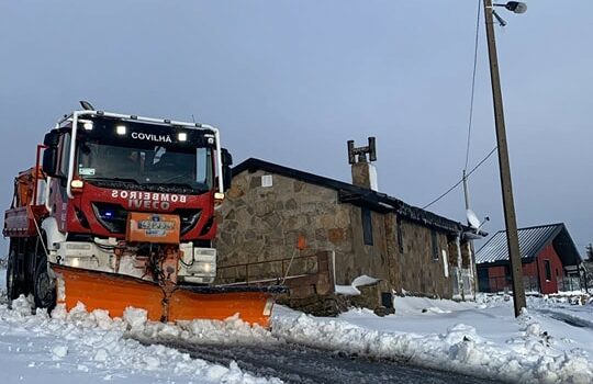 Serra da Estrela carregada de neve e Portugal continental sob aviso amarelo