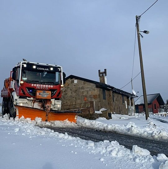 Serra da Estrela carregada de neve e Portugal continental sob aviso amarelo