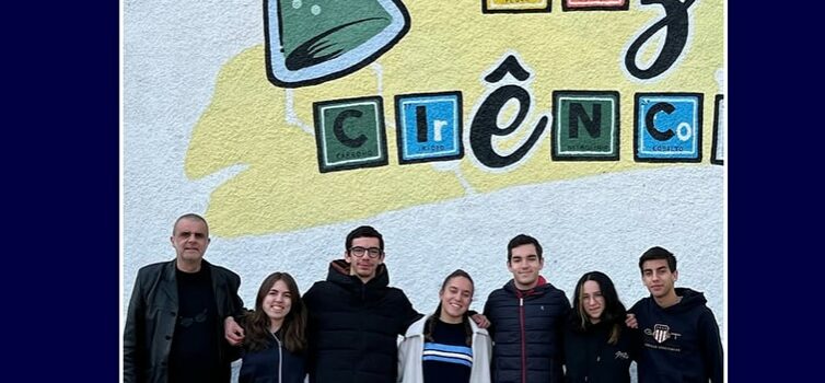 A equipa AgroSat, da Escola Secundária Quinta das Palmeiras - Covilhã, composta