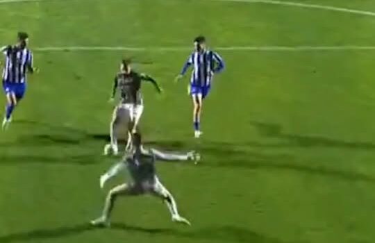 Kikas foi o homem do jogo na queda oficial do Porto \n\nKikas