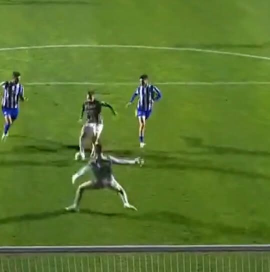 Kikas foi o homem do jogo na queda oficial do Porto \n\nKikas