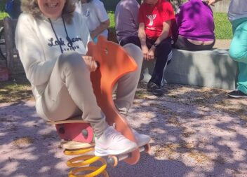 Utentes da AACCB aproveitam o sol com caminhada e lanche-convívio