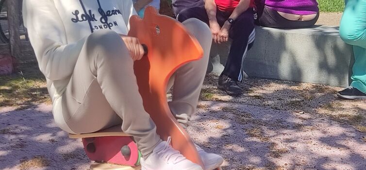 Utentes da AACCB aproveitam o sol com caminhada e lanche-convívio