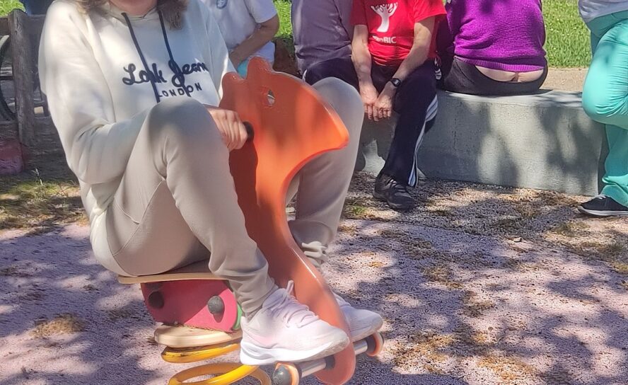 Utentes da AACCB aproveitam o sol com caminhada e lanche-convívio