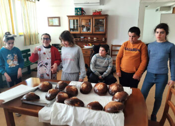 Utentes da APPACDM de Castelo Branco celebram a Páscoa com bolo finto tradiciona