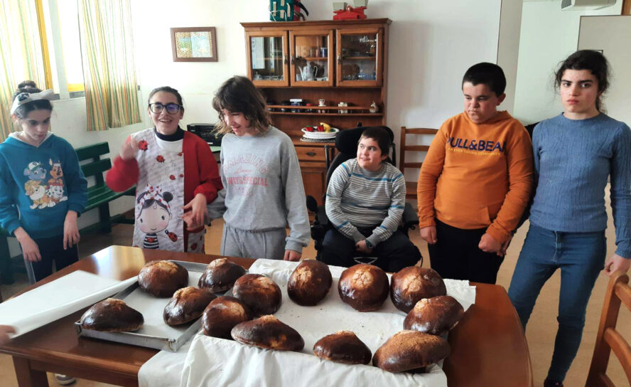 Utentes da APPACDM de Castelo Branco celebram a Páscoa com bolo finto tradiciona
