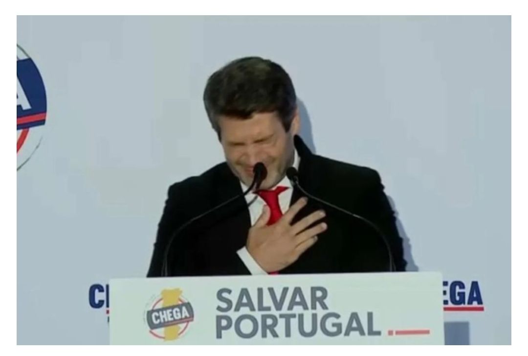 André Ventura sente-se mal em comício