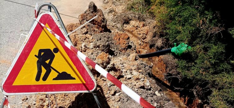 Arrancam obras de ampliação da rede de água na Estrada das Enguias