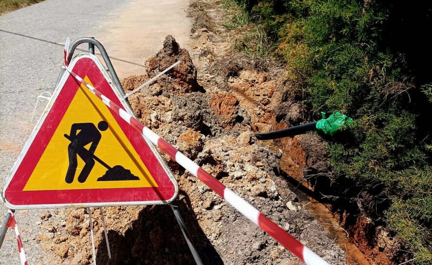 Arrancam obras de ampliação da rede de água na Estrada das Enguias