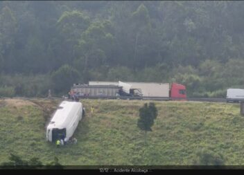 Autocarro Escolar Capota na A8 e Faz Sete Feridos Ligeiros