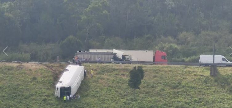 Autocarro Escolar Capota na A8 e Faz Sete Feridos Ligeiros