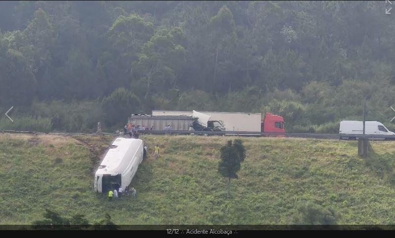 Autocarro Escolar Capota na A8 e Faz Sete Feridos Ligeiros