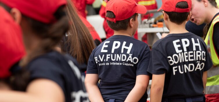 Jovens da Escola de Infantes e Cadetes protagonizaram simulacro no Dia da Crianç