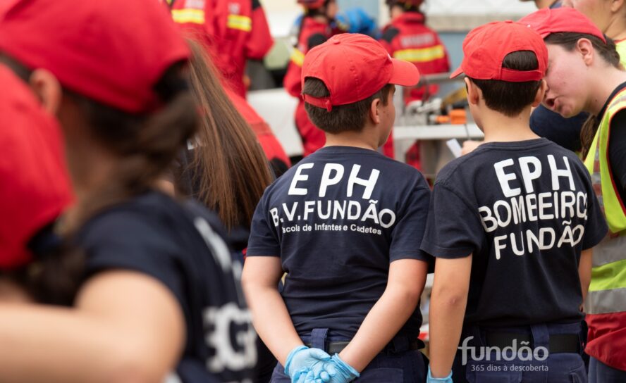 Jovens da Escola de Infantes e Cadetes protagonizaram simulacro no Dia da Crianç