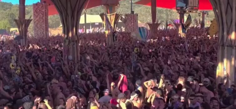 Energia contagiante durante o dia no Boom Festival 2025
