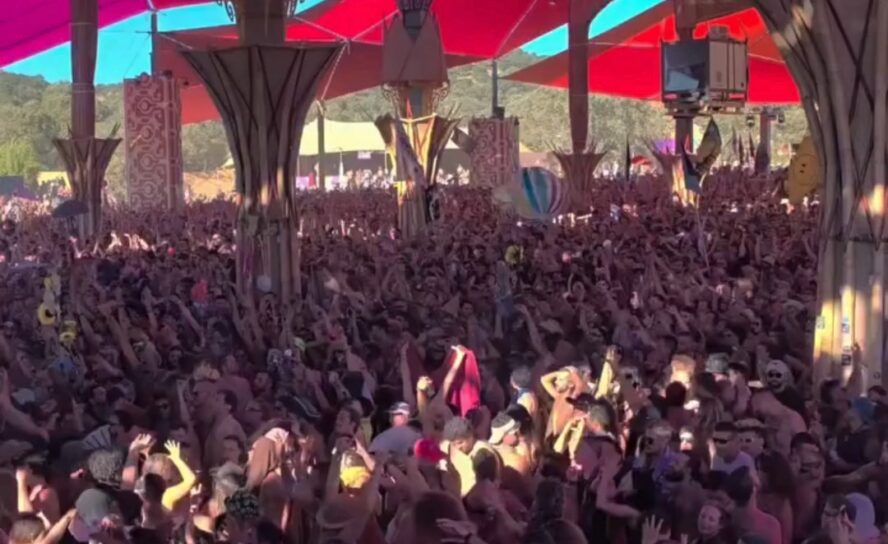 Energia contagiante durante o dia no Boom Festival 2025
