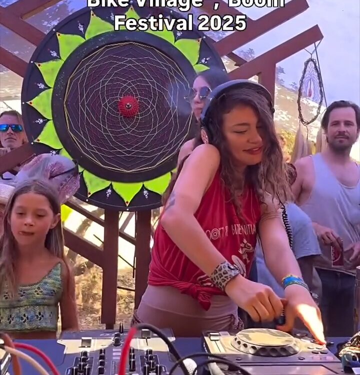 Fernanda Pistelli encantou o Bike Village no Boom Festival 2025